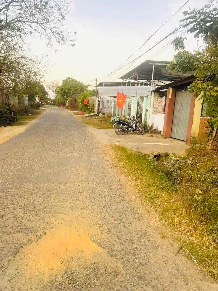 Đất nền mặt đường nhựa thôn 4, Đắk Cấm 165m² chỉ 300 triệu - Vị trí kinh doanh lý tưởng!