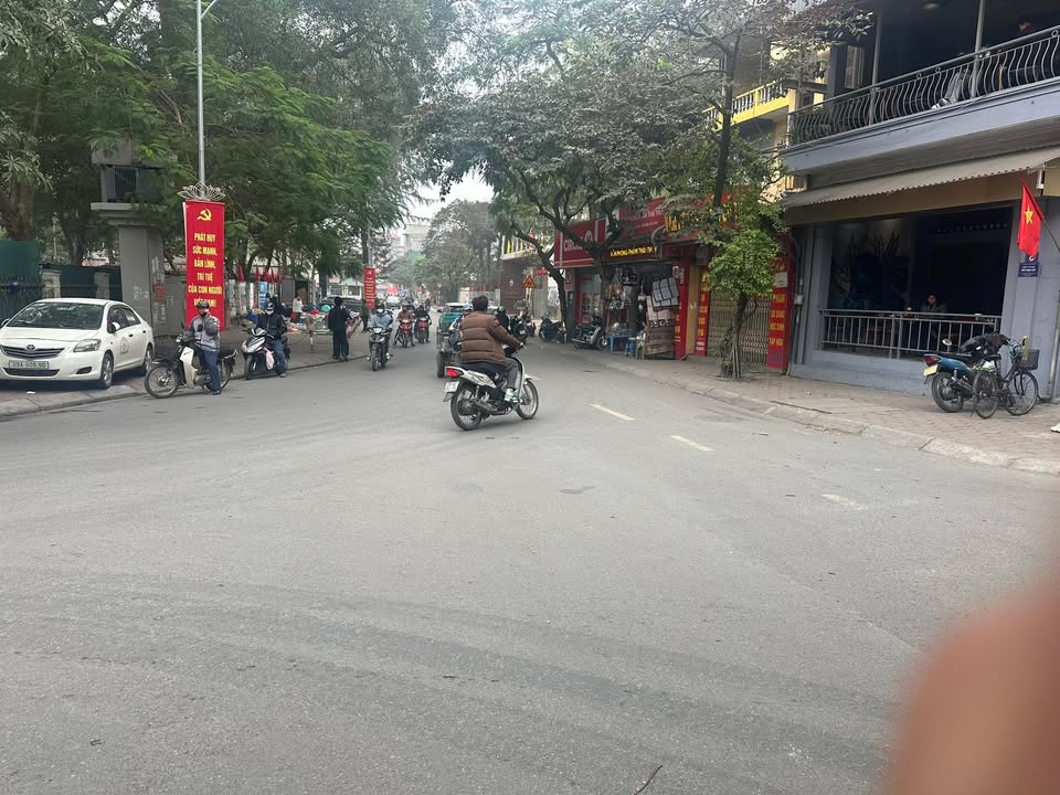 Nhà riêng Thanh Xuân 40m² giá 9x tỷ - Ô tô đỗ cổng ngay khu Khương Đình!