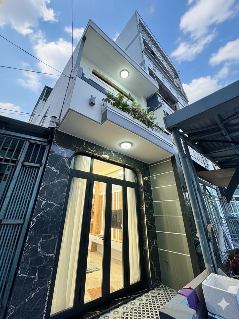 Nhà Lạc Long Quân Tân Bình 41m² giá 4.95 tỷ - Full nội thất, sẵn sàng ở ngay!