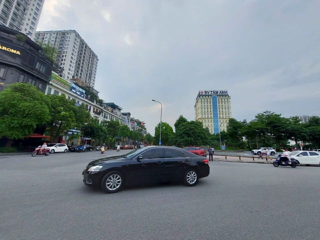 Liền kề lô góc HC Golden Hồng Tiến 130m² giá 42 tỷ - Kinh doanh sầm uất!