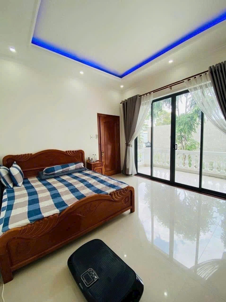 Nhà biệt thự góc Trần Văn Sắc, KDC Diệu Hiền, 215m² - Giá tốt chỉ 9.9 tỷ!