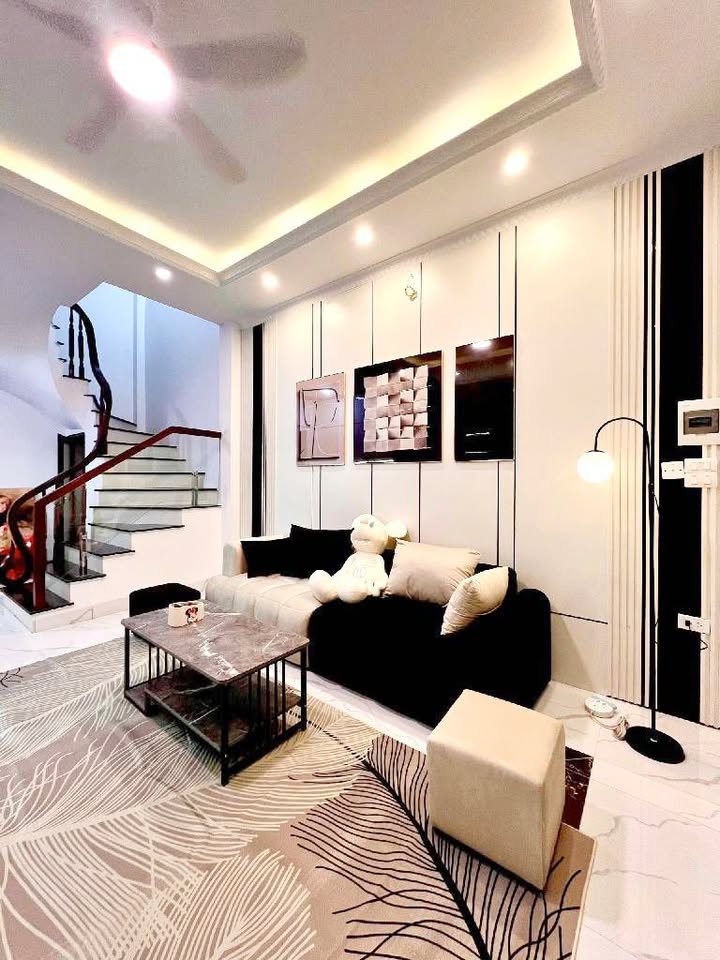 Nhà Phường Việt Hưng, Quận Long Biên 32m² giá 6.6 tỷ - Tiện ích đầy đủ, ô tô đỗ cổng!