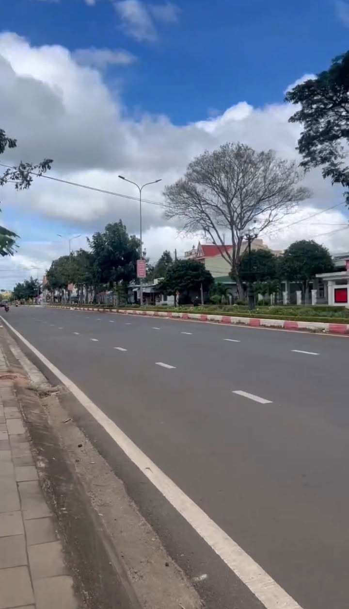 FrontHouse đường 17/3 Thị Xã Ayun Pa 350m² giá 5.5 tỷ - Hướng Đông Bắc, bớt nhẹ!