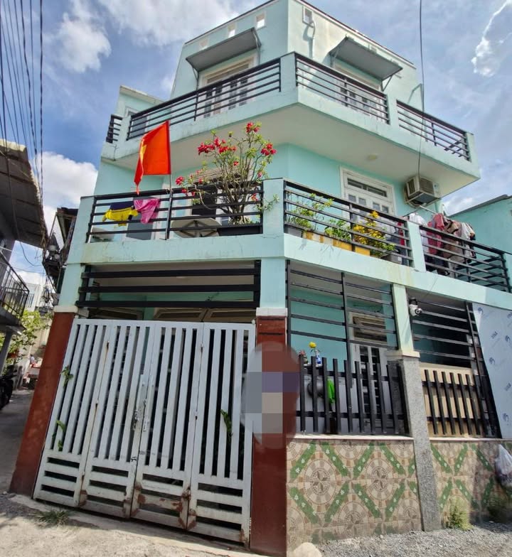 Nhà 3 tầng BTCT đường Lã Xuân Oai, Quận 9, 40m² giá 4.7 tỷ - Cực thoáng, gần chợ!