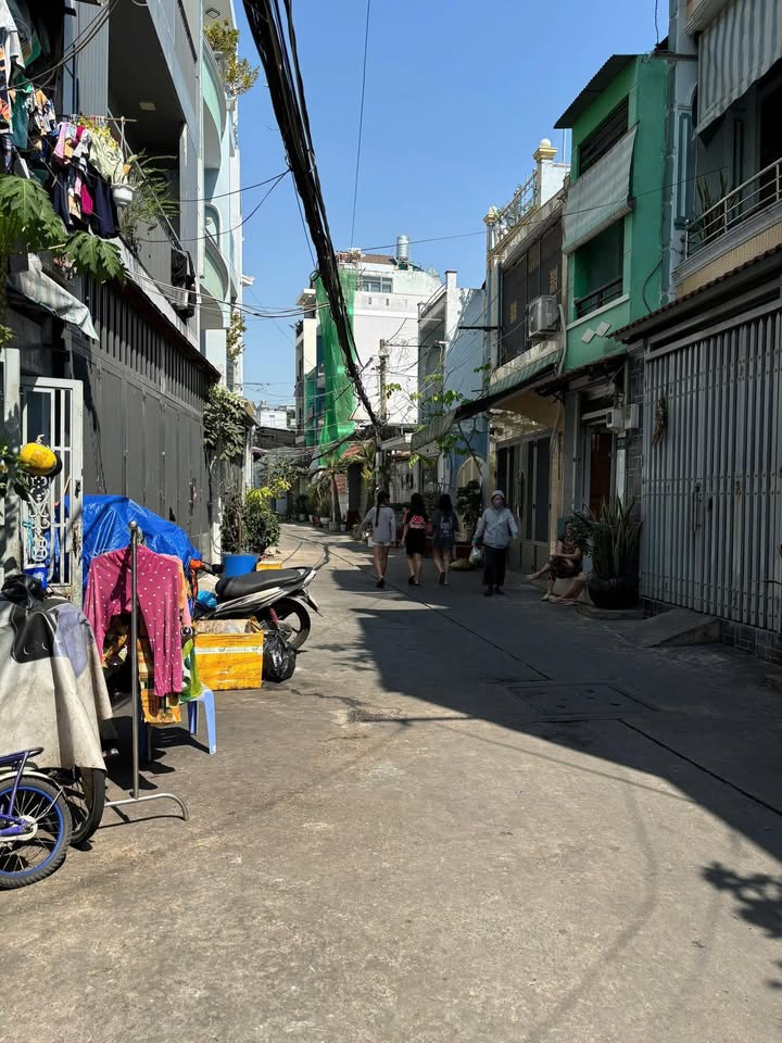 Nhà phố Lạc Long Quân Quận 11 11.2m² giá 2.55 tỷ - Kết cấu hiện đại, tiện ích đầy đủ!