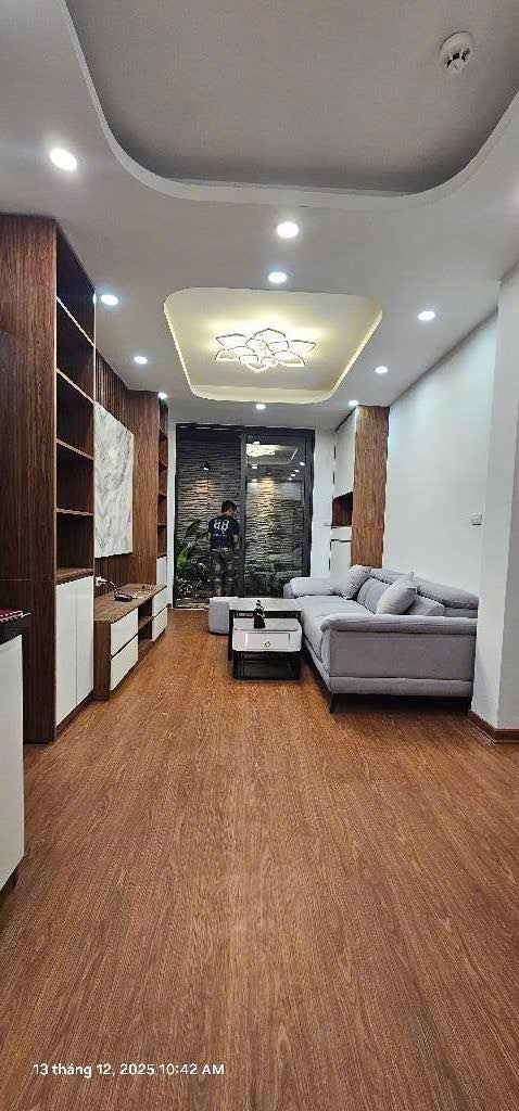 Nhà lô góc Chùa Láng 43m² giá 14.4 tỷ - Vị trí đắc địa, tiện ích đầy đủ!