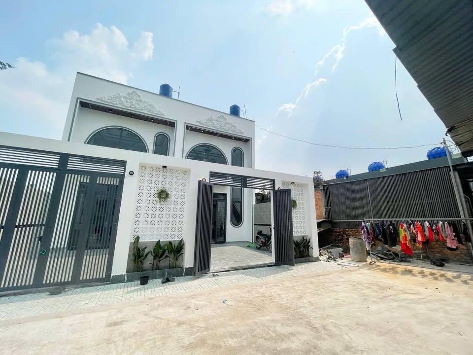 Nhà lầu 2 tầng ấp 5 Đức Hòa Đông 100m² giá 1.69 tỷ - Mới 100% chìa khóa trao tay!