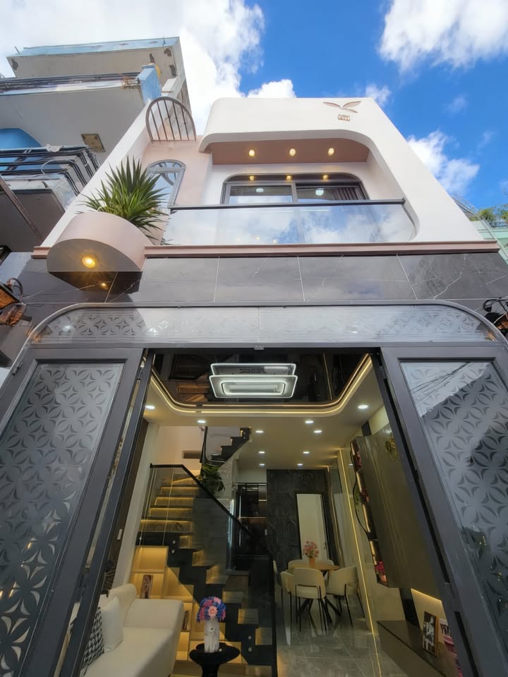 Nhà đẹp Gò Vấp 40m² giá 4.95 tỷ - Sẵn sàng vào ở với nội thất đầy đủ!