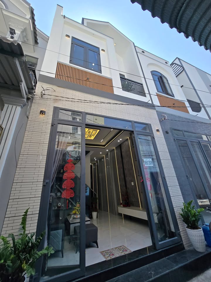 Nhà đẹp xây mới 40m² hẻm rộng ô tô vào tận nơi - Giá chỉ 2.75 tỷ!