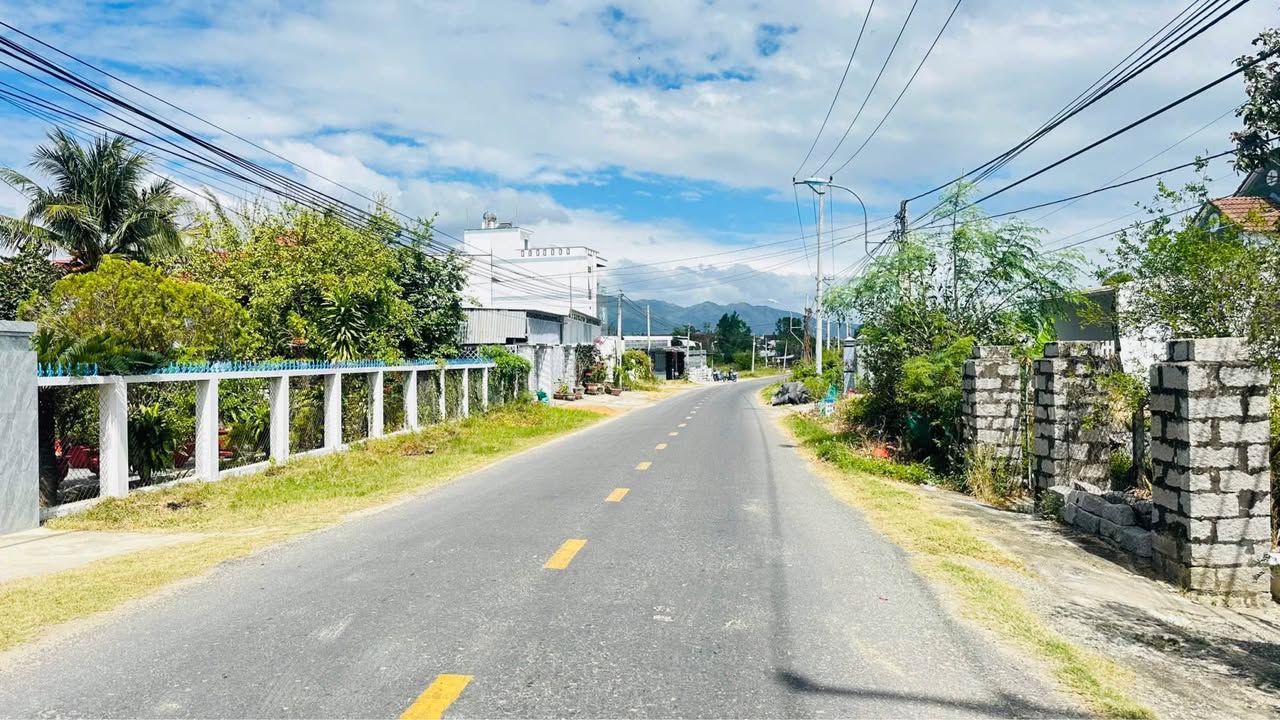 Đất mặt tiền Nguyễn Huệ, Vạn Khánh, 300m² giá 4.2 tỷ - Đầu tư sinh lời cao!