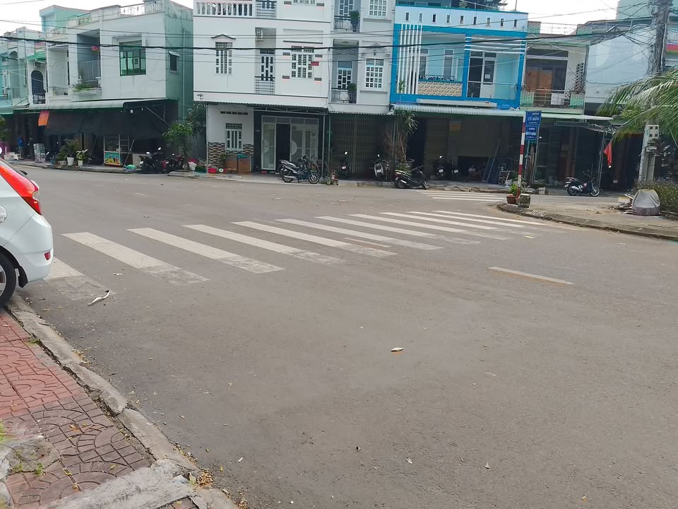 Cho thuê nhà 3 tầng mặt tiền đường Trần Hưng Đạo, Quy Nhơn 57m² - Thích hợp làm văn phòng hoặc spa!