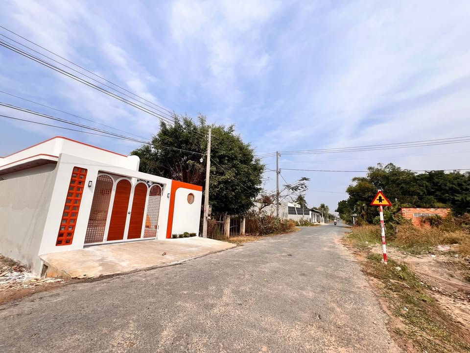 Nhà sân vườn hiện đại tại Hòa Thành 193m² giá 1.95 tỷ - Không gian sống đẳng cấp!