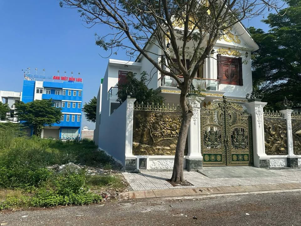 Biệt thự KDC 135 Bến Lức 240m² giá 12 tỷ - Chính chủ bán gấp!