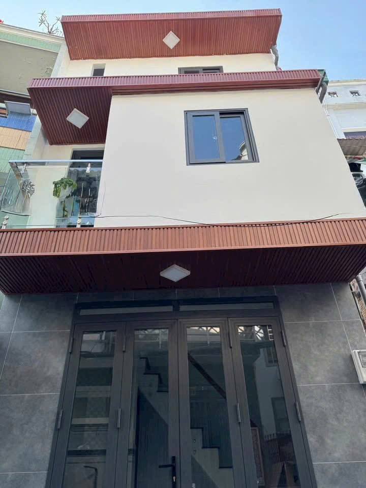 Nhà 3 tầng M183 Lạc Long Quân Quận 11 giá 2.65 tỷ - Nội thất sang trọng, ô tô tận cửa!