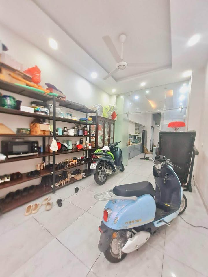 Nhà sát phố Nguyên Hồng, Đống Đa, 50m² - Kinh doanh sầm uất, ô tô tránh!
