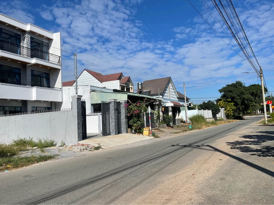 Nhà 2 lầu mặt tiền DX69, Thủ Dầu Một, 97m² giá 4.1 tỷ - Vị trí đắc địa đối diện trường Định Hoà!