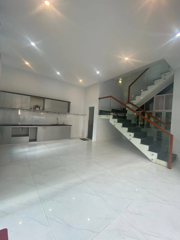 Nhà 3 tầng 2 mặt kiệt ô tô khu A32 Trần Thái Tông - Giá chỉ 4.9 tỷ!