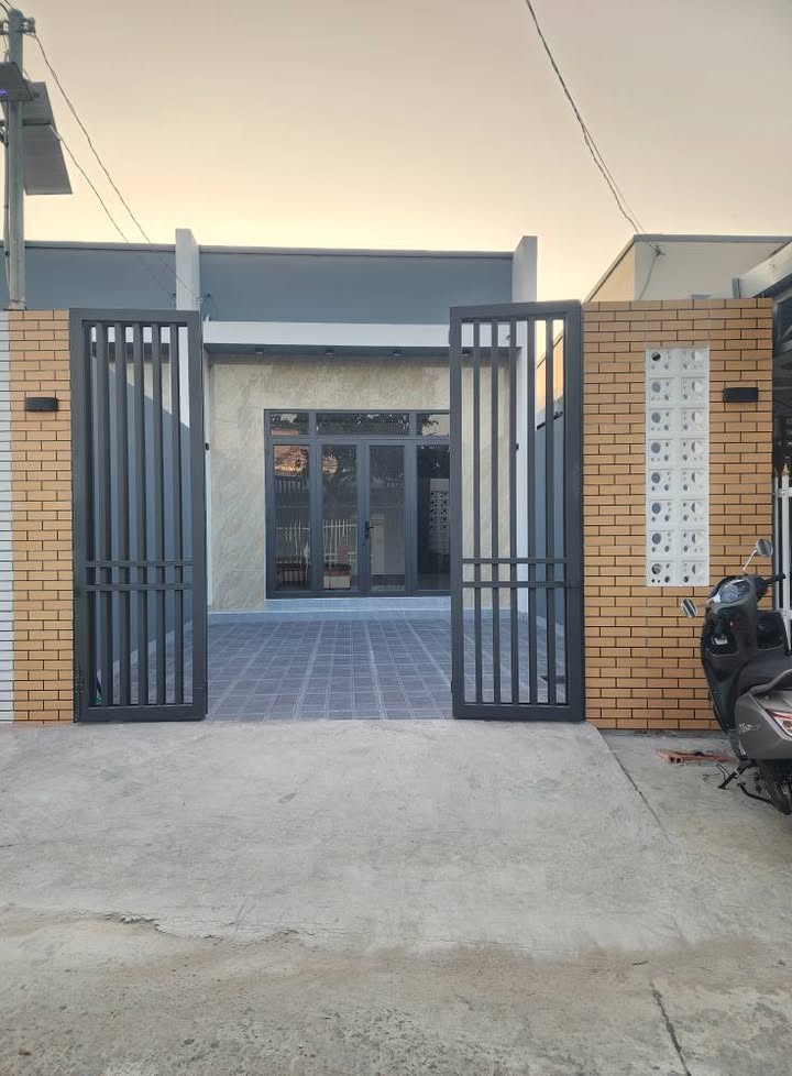 Bán nhà mặt tiền đường Ngô Thì Sĩ Rạch Giá 137m² giá 2.15 tỷ - Chính chủ, sân ô tô