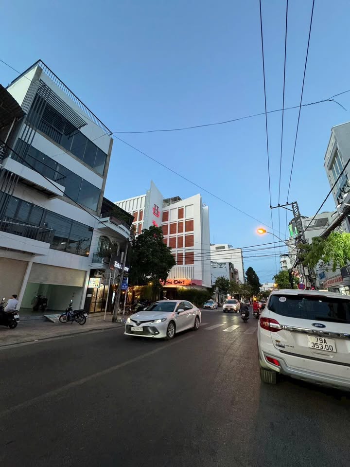 Nhà 5 tầng mặt tiền Vân Đồn, Nha Trang 153.7m² giá 28.5 tỷ - Vị trí đắc địa gần biển