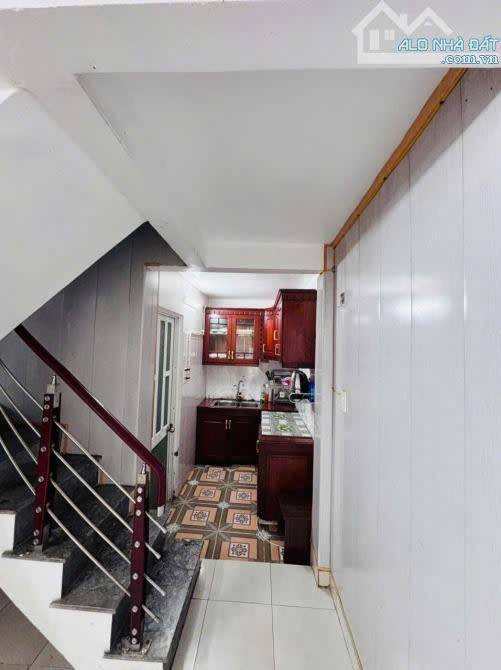 Nhà gốc dân Hồng Bàng 33m² giá 2.55 tỷ - Ô tô tránh nhau thoải mái!