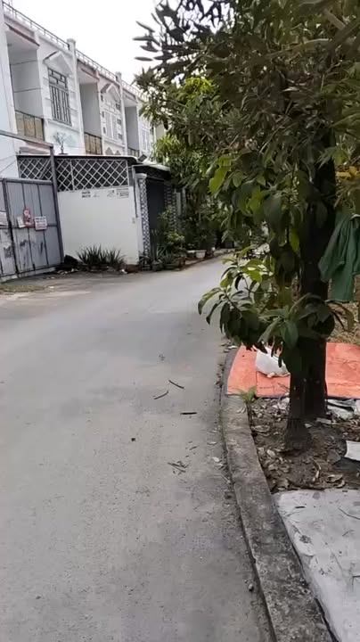 Bán nhà mặt tiền đường 2,2 tỷ tại Long An - Hướng Tây, sổ hồng riêng