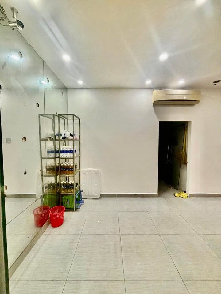 FrontHouse Quận 1 - Đường Trương Định 41m² giá chỉ 6.4 tỷ - Gần chợ Bến Thành!