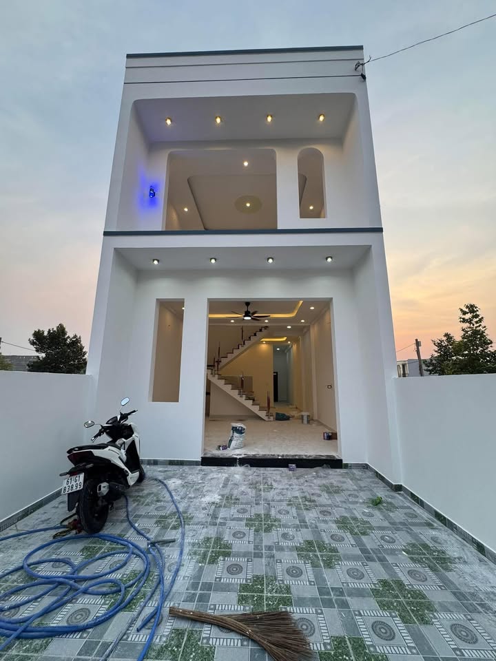 Nhà 1 trệt 1 lầu KDC Phát Hưng Mỹ Phước 100m² giá 2.4 tỷ - Sẵn sàng vào ở!