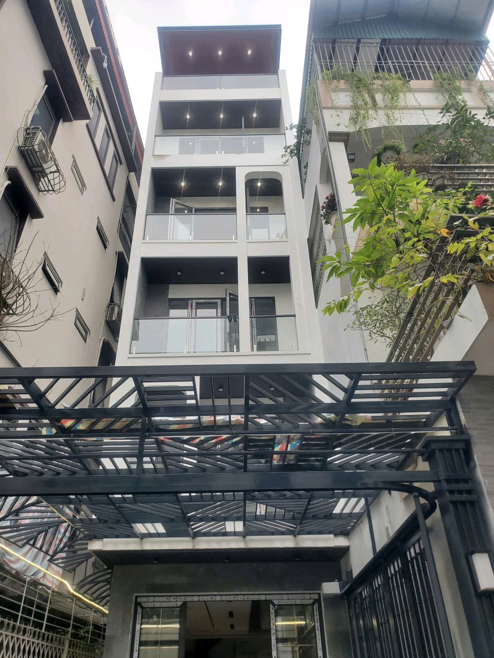 Nhà 6 tầng Bồ Đề, Hồng Tiến 136m² giá 30.2 tỷ - Thiết kế hiện đại, thang máy