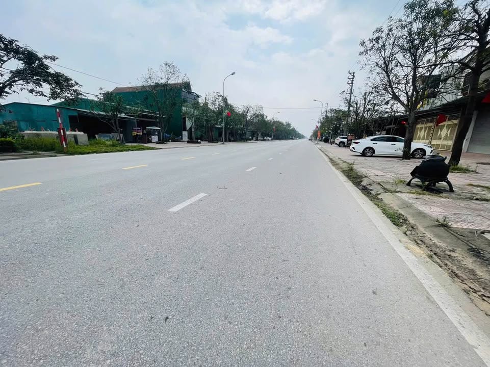 FrontHouse Đường Quang Trung Lộc Hà 100m² giá 4.8 tỷ - Kinh doanh sầm uất!