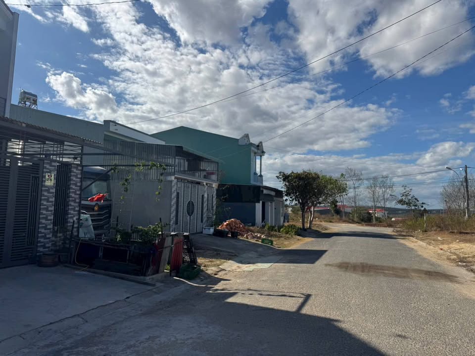 Nhà phố Đường Nguyễn Văn Huyên, Kon Tum 100m² giá 2.1 tỷ - Thiết kế hiện đại, sẵn sàng vào ở!