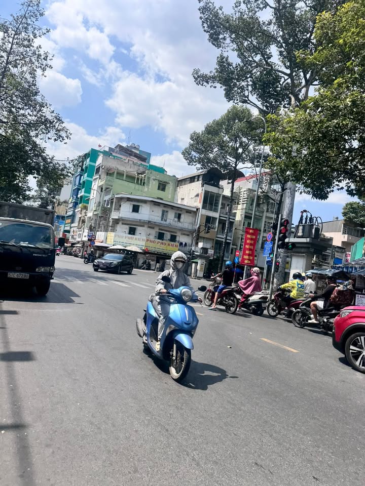 Nhà mặt tiền kinh doanh Nguyễn Trãi, Quận 1 - 49m² giá 24 tỷ - Cơ hội đầu tư sinh lời!