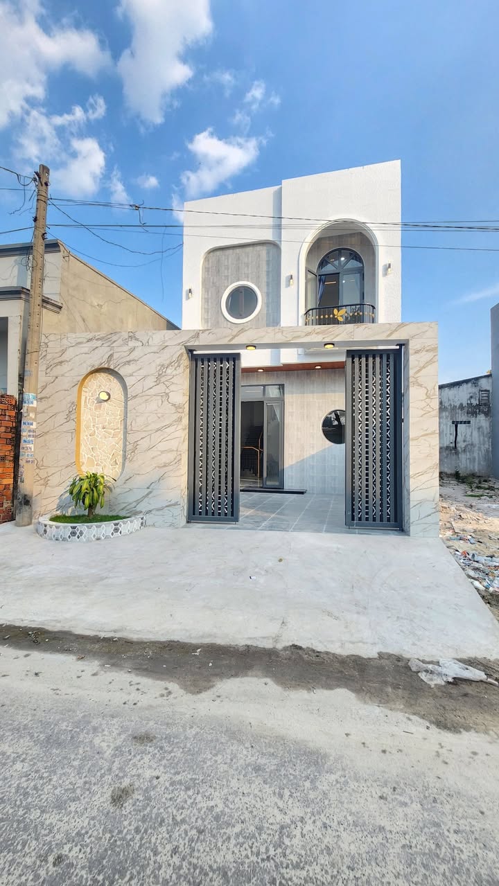 Nhà lầu mới hoàn thiện tại Hẻm Trịnh Phong Đáng, 90m² giá 1.99 tỷ - Sẵn sàng vào ở!