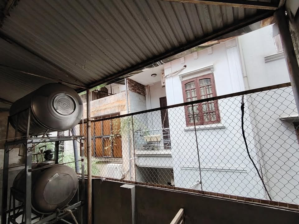 Nhà 3 tầng Đê La Thành 40m² giá 7.7 tỷ - Kiên cố, vị trí đắc địa!