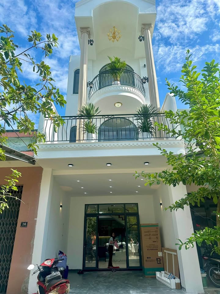 Nhà 3 tầng mặt tiền Dương Đức Hiền, 72m² giá 7.9 tỷ - Kiến trúc tân cổ điển sang trọng!