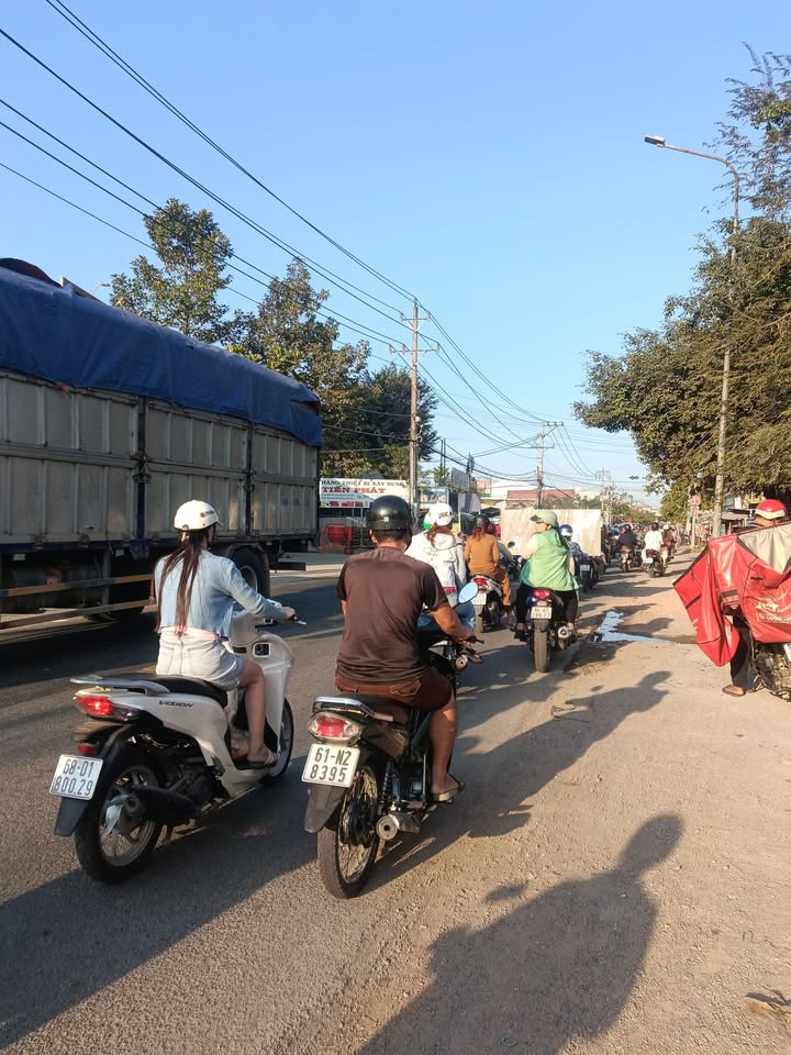 Đất mặt tiền chợ Tân Uyên 2400m² giá 23 tỷ - Cơ hội đầu tư tuyệt vời!