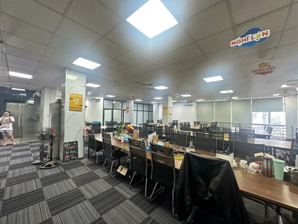 Văn phòng cho thuê Đường Láng, Quận Đống Đa, 300m² - Mặt bằng chuyên nghiệp, vào làm ngay!