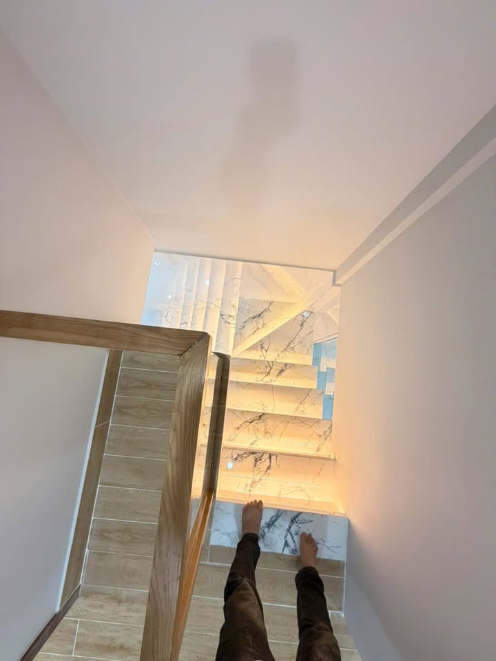 Nhà phố 2 tầng Quận 1, 18m² giá 3.1 tỷ - Thiết kế hiện đại, vào ở ngay!