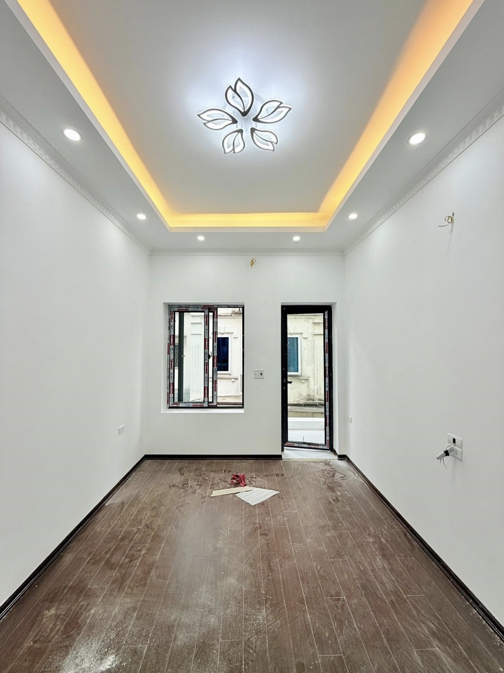 Nhà phố Hào Nam, Đống Đa 40m² giá 10.8 tỷ - Thiết kế hiện đại, thang máy mới!