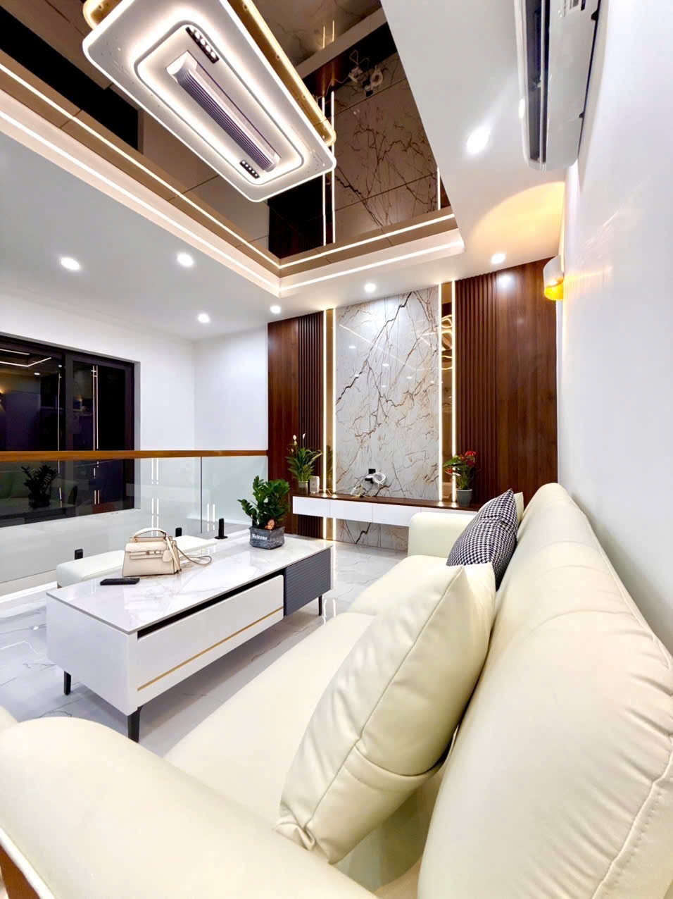 Nhà 6 tầng thang máy tại Ngã 4 Sở, 39m² giá 12.8 tỷ - Vị trí đắc địa, sẵn sàng vào ở!