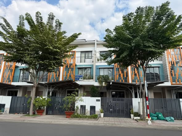 Nhà 3 tầng Sun Casa Central Thủ Dầu Một 100m² giá 3.29 tỷ - Cơ hội đầu tư tuyệt vời!