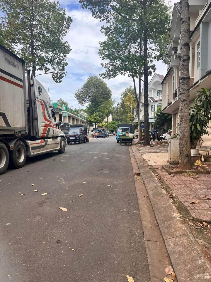 Nhà 1 trệt 2 lầu tại Dầu Giây, 100m² chỉ 3.4 tỷ - Sẵn sàng sang tên!