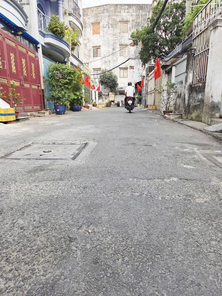 Bán nhà hẻm xe tải Thoại Ngọc Hầu, Tân Phú 44m² giá 5,5 tỷ - Vị trí trung tâm tiện lợi!