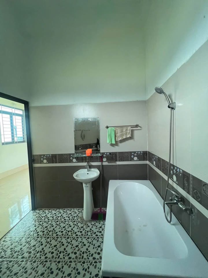 Nhà 2 tầng 1 tum mặt đường Hồ Chí Minh, 216m² giá 2.05 tỷ - Sổ đỏ chính chủ, sang tên ngay!