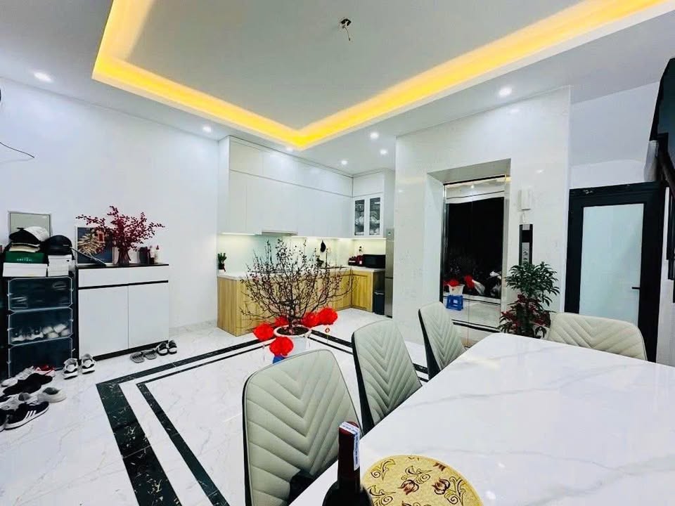 Nhà Bạch Mai 5 tầng, thang máy, 35m² giá 8 tỷ - Tiện ích đa dạng