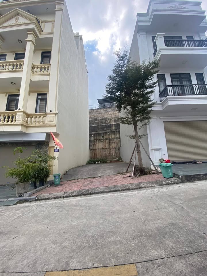 Nhà liền kề đồi ngân hàng Hạ Long 81m² giá 6 tỷ - Hướng Đông thoáng đãng!