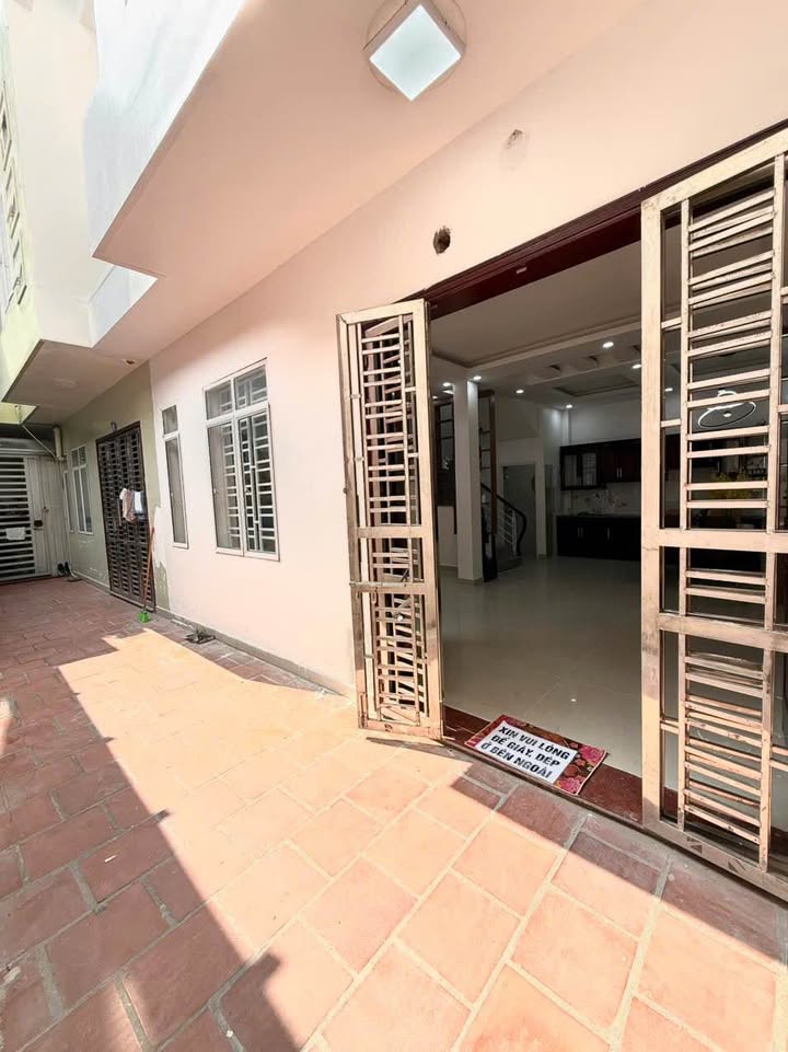 Nhà 3 tầng 111 Đường Miếu Hai Xã 42m² giá 2.89 tỷ - Rộng đẹp, vào ở ngay!