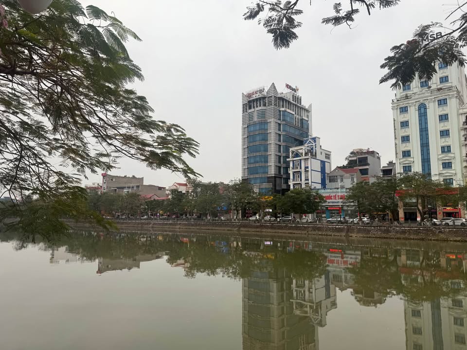 Nhà mặt đường Chợ Hàng - Hồ Sen 70m² giá 13.8 tỷ - Thang máy hiện đại!