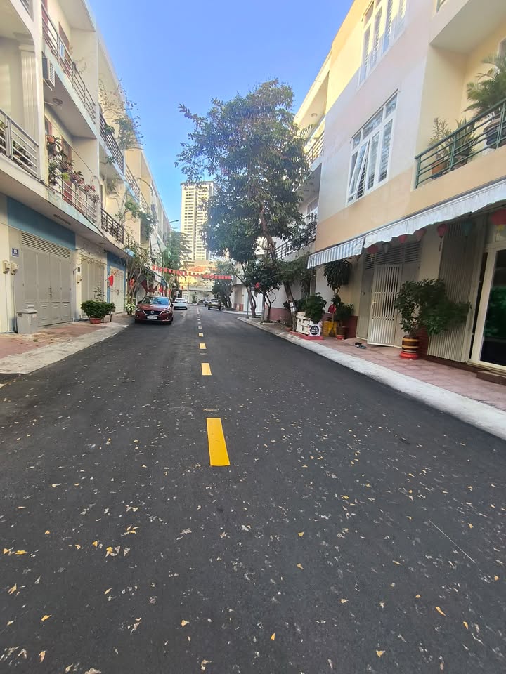 Nhà cho thuê Ngô Tất Tố, Phường 9, 90m² giá 8 triệu - Gần chợ tiện lợi!