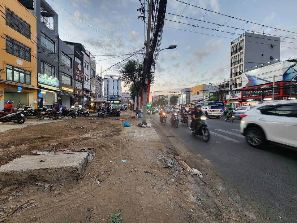 Nhà mặt tiền Trường Chinh, Quận Tân Bình 100m² giá 18 tỷ - Kinh doanh sầm uất!