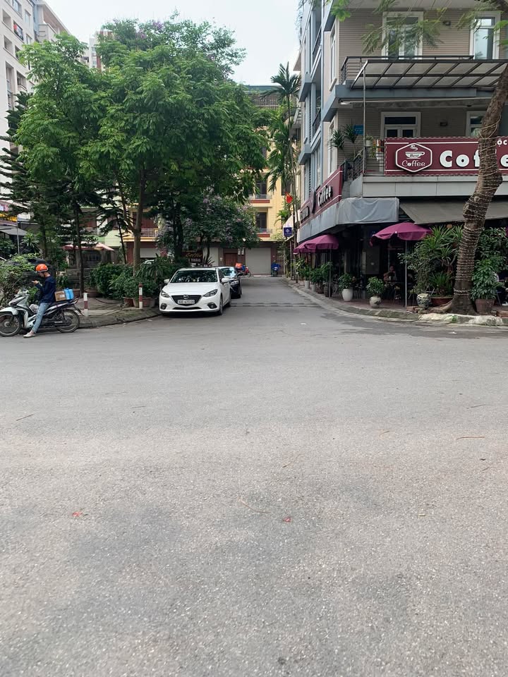 Nhà 4 tầng Nguyễn Văn Huyên 40m² giá 10.8 tỷ - Ô tô đỗ cửa, 3 mặt thoáng!